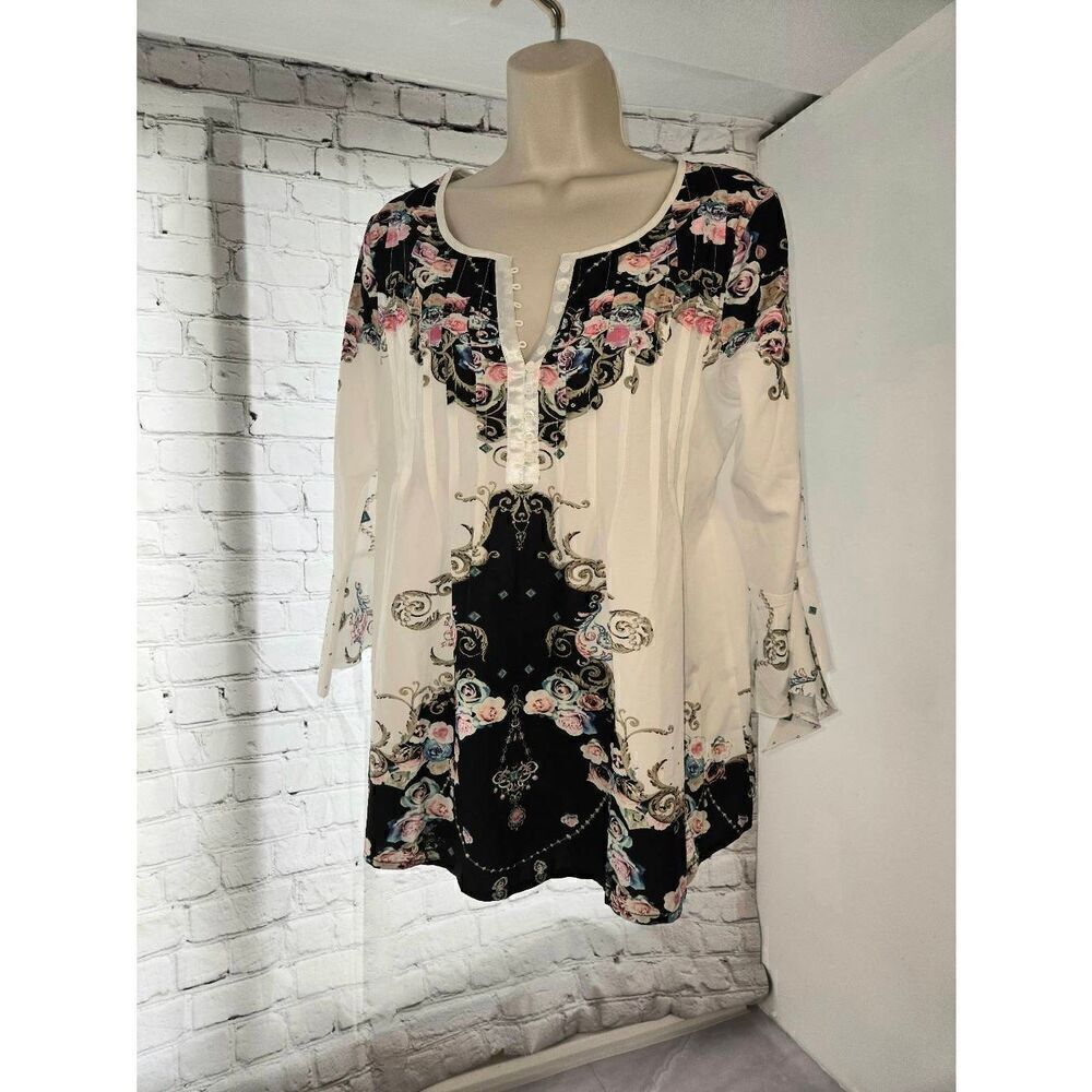 Made With Love Womens Size Medium Green Floral Henley